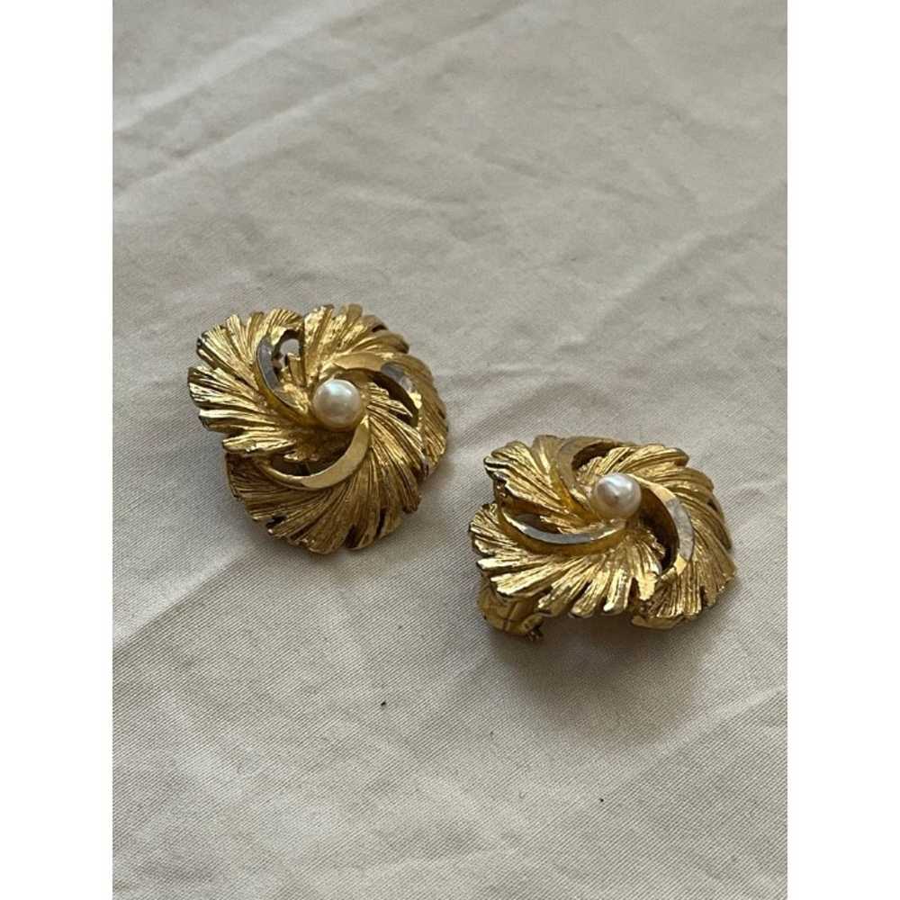 Vintage/Antique Gold Tone Swirl Floral Clip-on Ea… - image 2