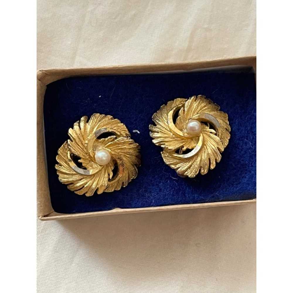 Vintage/Antique Gold Tone Swirl Floral Clip-on Ea… - image 3