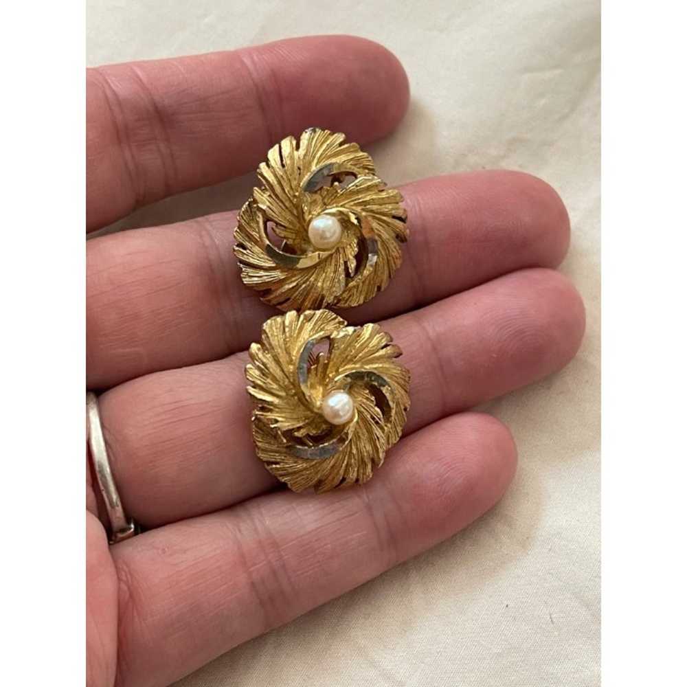 Vintage/Antique Gold Tone Swirl Floral Clip-on Ea… - image 4