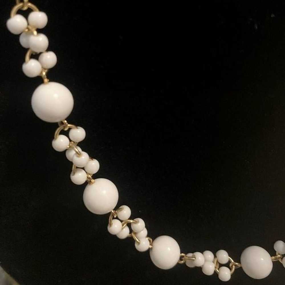 Vintage Trifari White Plastic beads Necklace Gold… - image 2