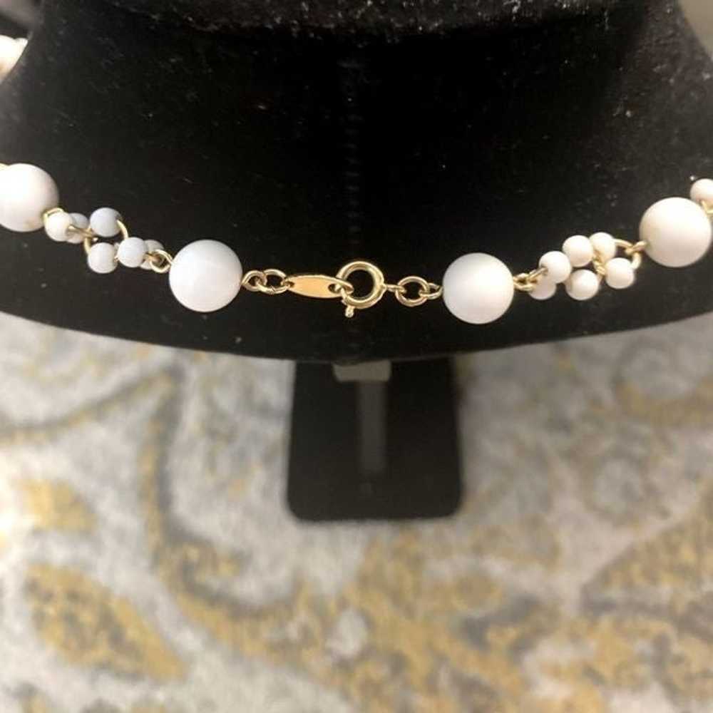 Vintage Trifari White Plastic beads Necklace Gold… - image 3