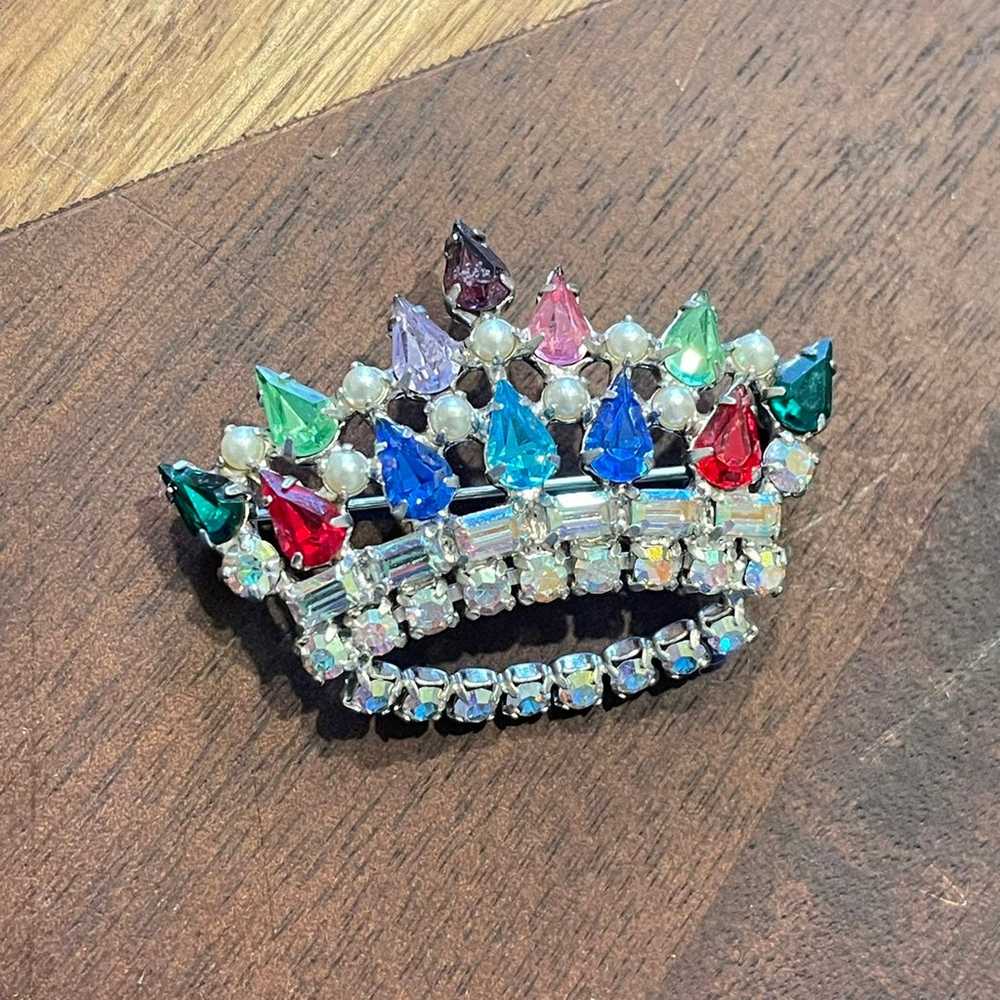 L David Signed Royal Crown Brooch with Colorful A… - image 2