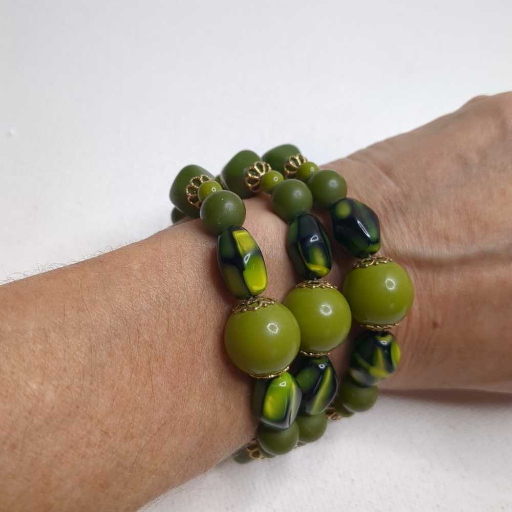 Triple strand vintage green bracelet gold tone cl… - image 3