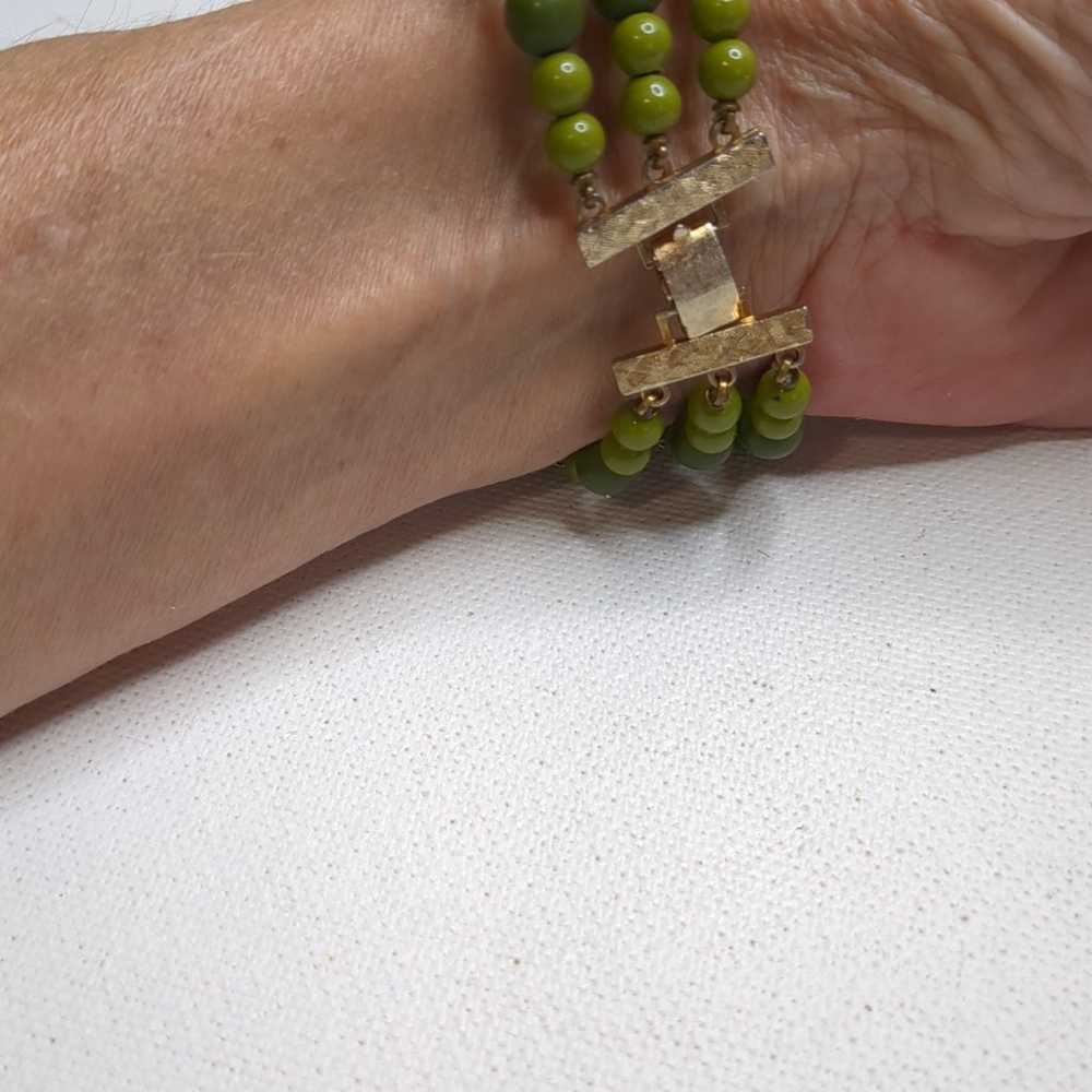 Triple strand vintage green bracelet gold tone cl… - image 4