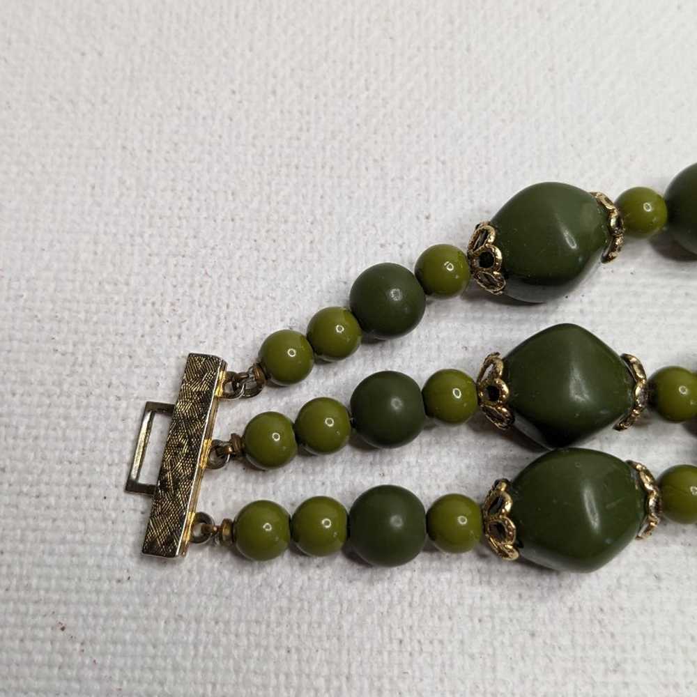 Triple strand vintage green bracelet gold tone cl… - image 7