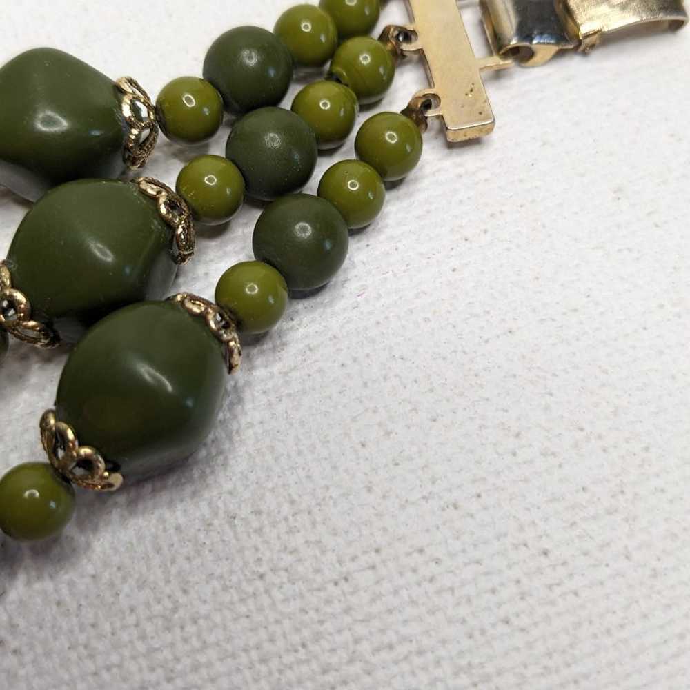 Triple strand vintage green bracelet gold tone cl… - image 9