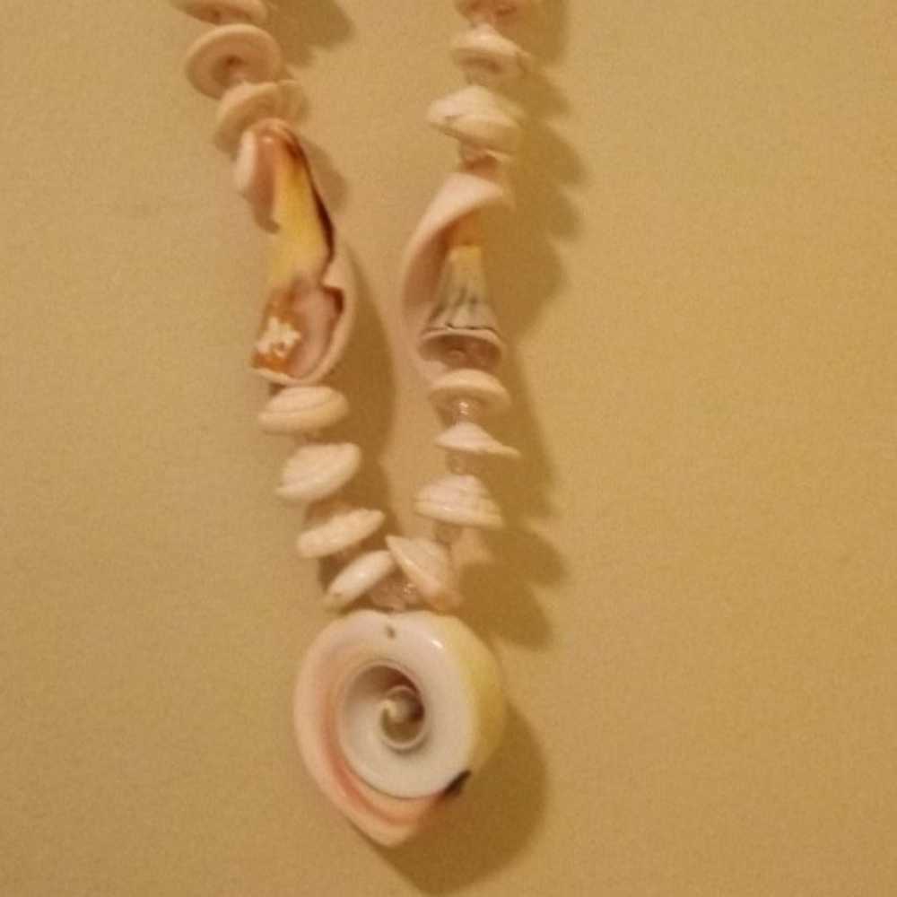 Vintage Hand Crafted Artisan Shell Necklace & Pen… - image 2
