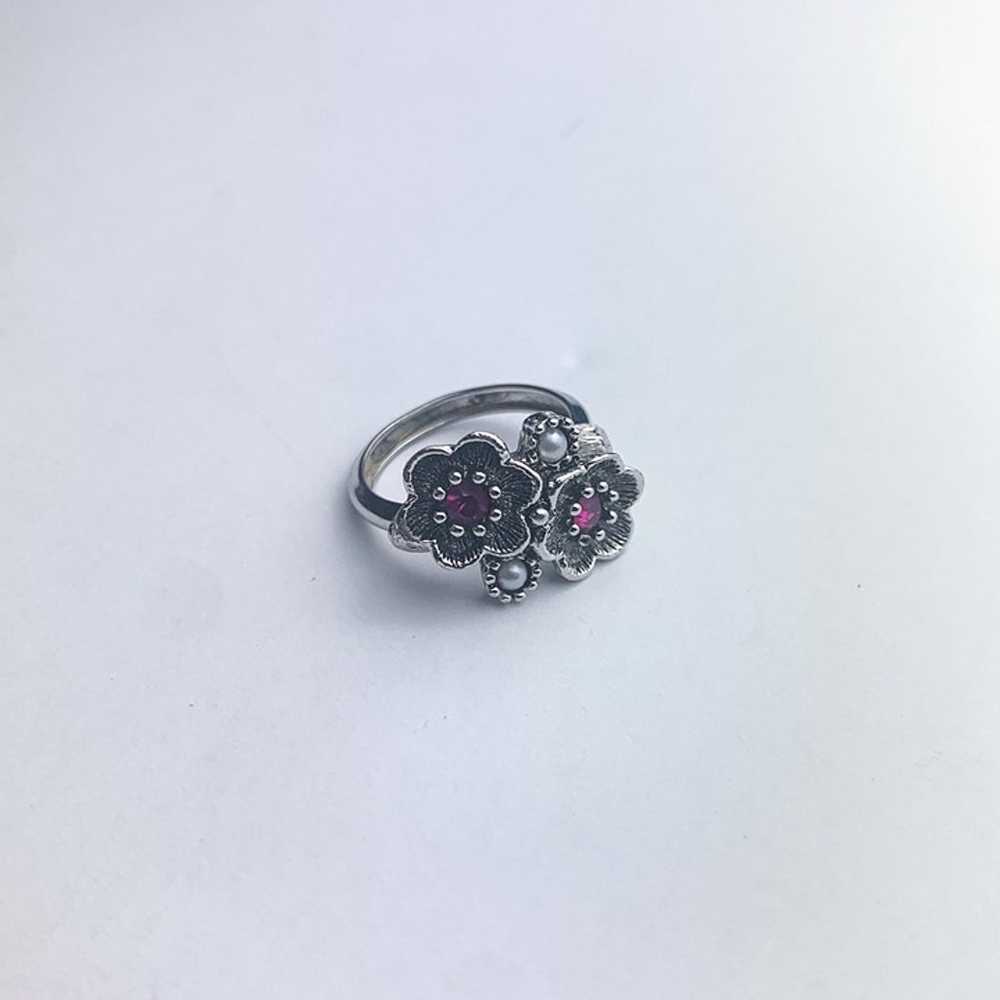 Vintage 90s signed Avon silver tone flower ring s… - image 1