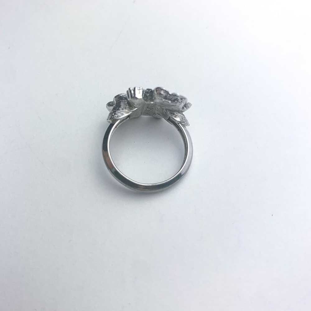 Vintage 90s signed Avon silver tone flower ring s… - image 2