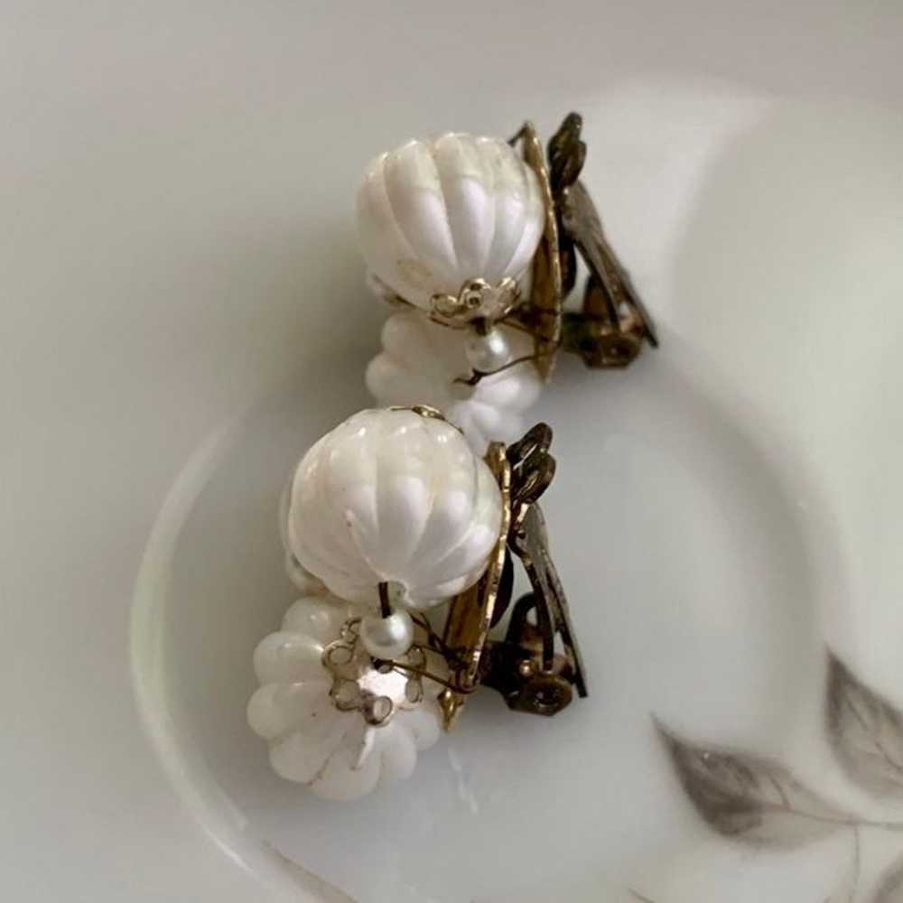 Vintage• PEARL WHITE clip on faux Pearl Goldtone … - image 4