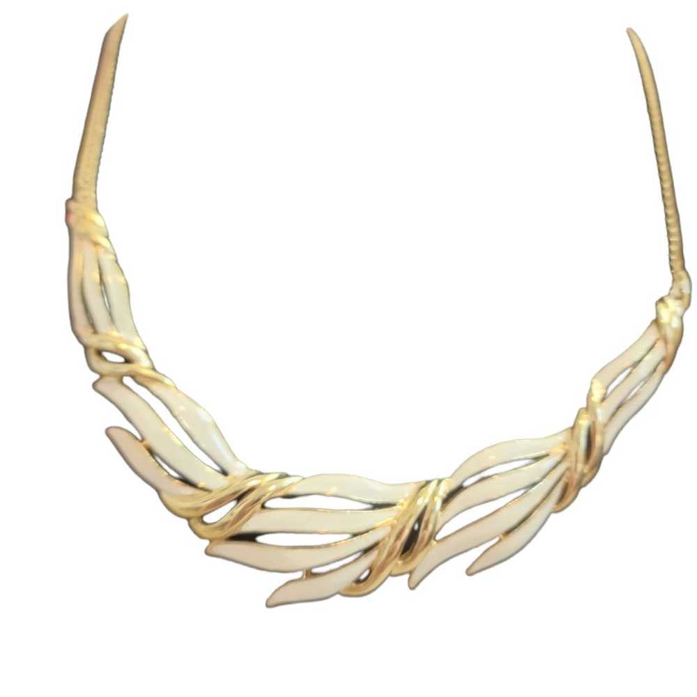 Vintage crown trifari white necklace - image 2