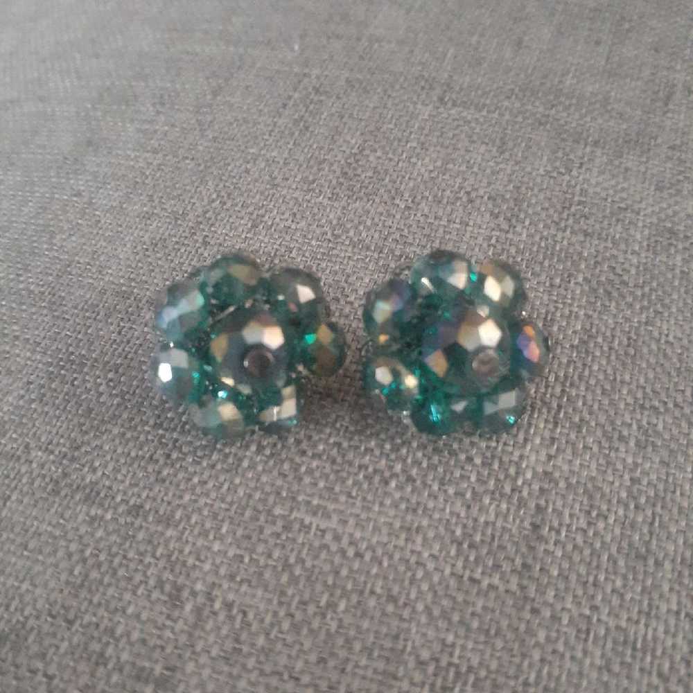 Vintage green irredescent bead cluster earrings - image 1