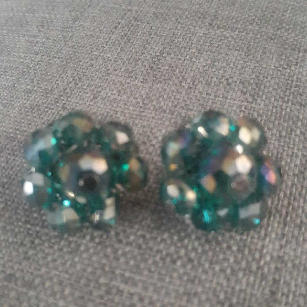 Vintage green irredescent bead cluster earrings - image 2