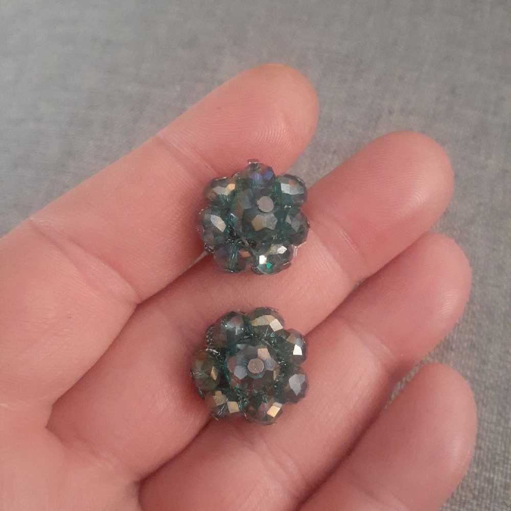 Vintage green irredescent bead cluster earrings - image 3