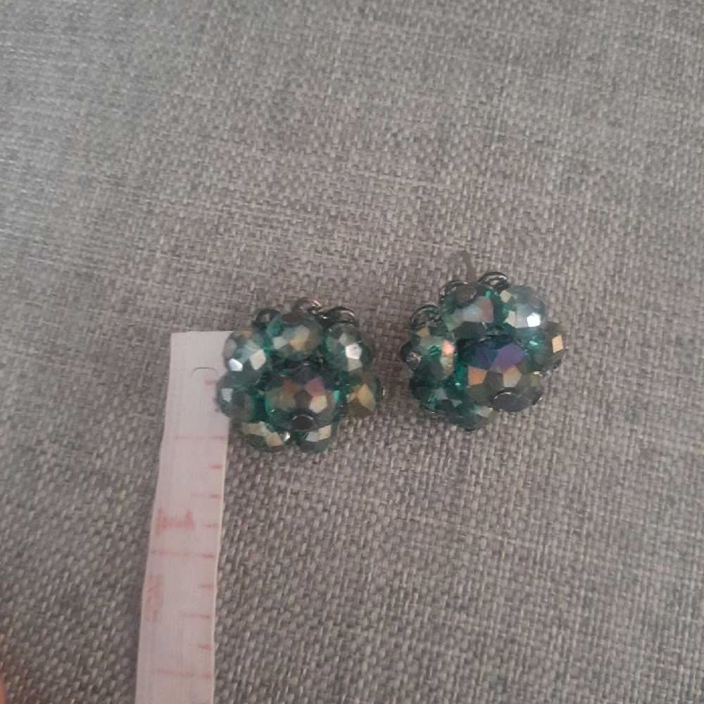 Vintage green irredescent bead cluster earrings - image 5