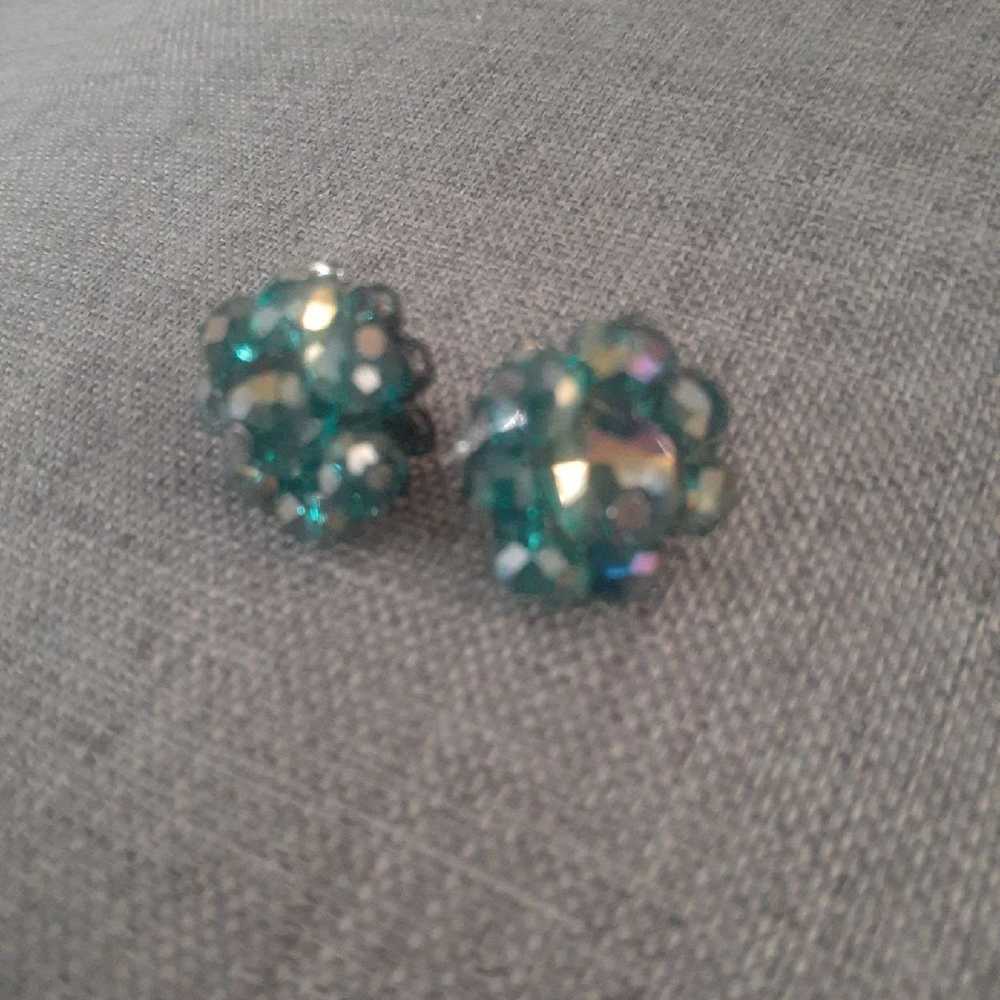 Vintage green irredescent bead cluster earrings - image 6
