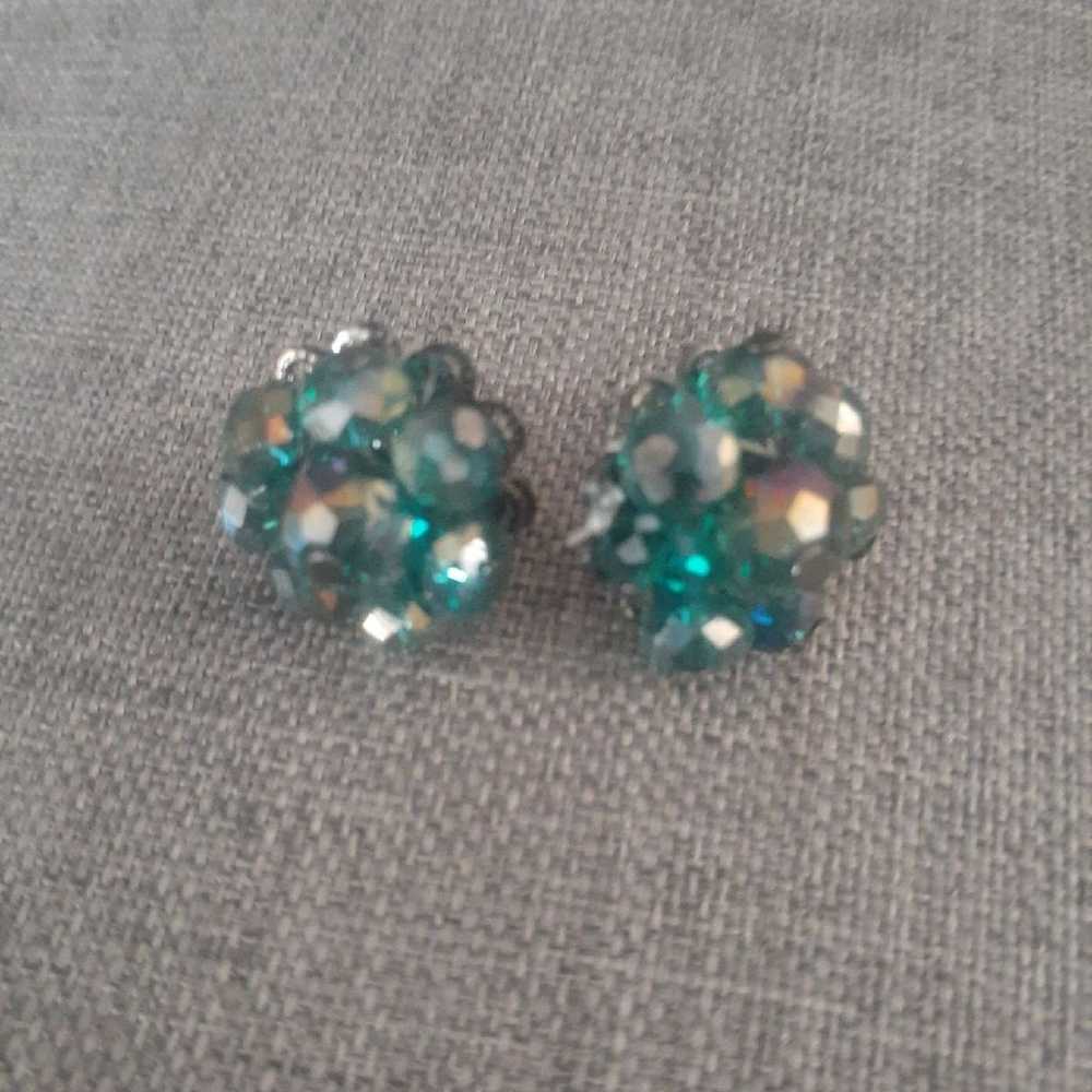 Vintage green irredescent bead cluster earrings - image 7