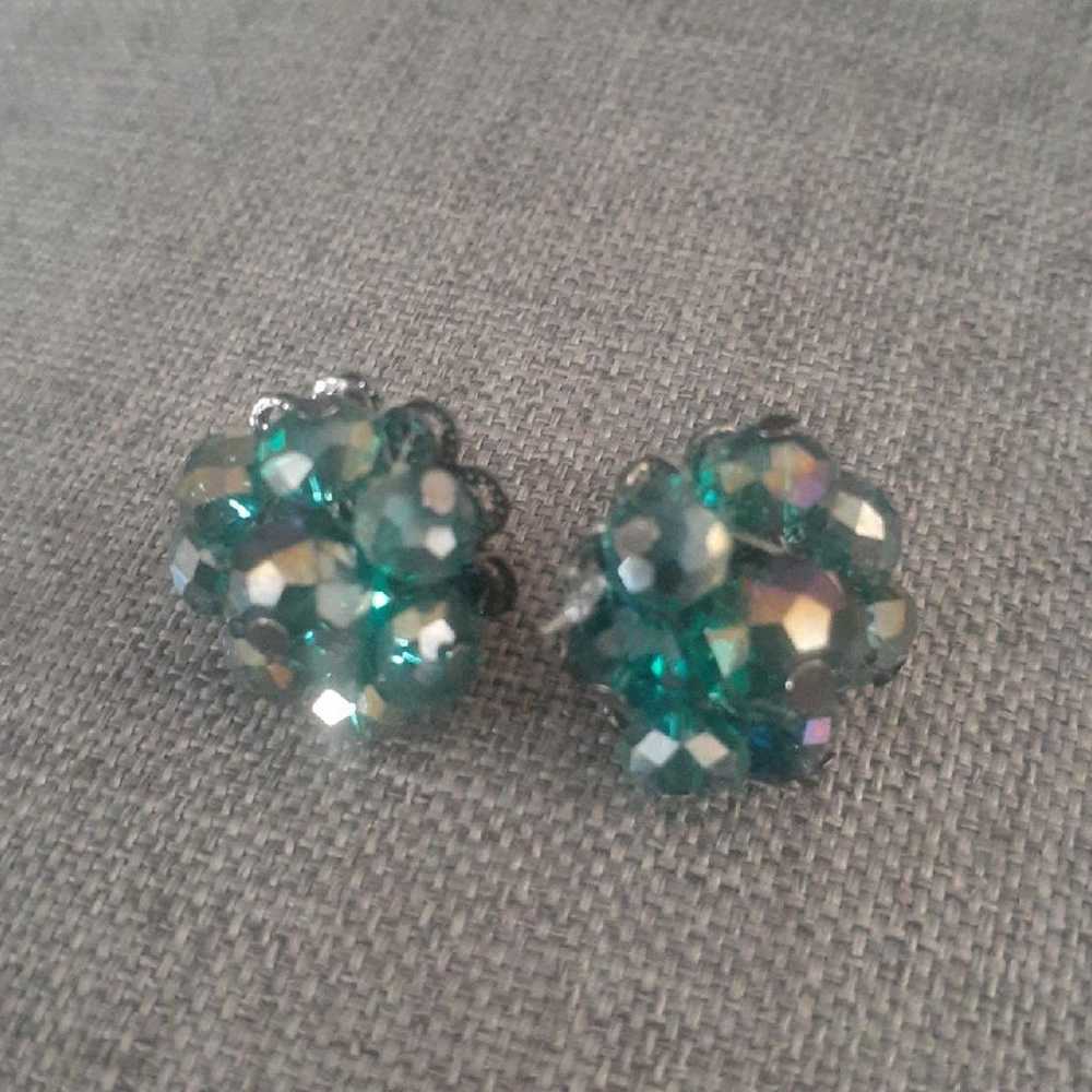 Vintage green irredescent bead cluster earrings - image 8