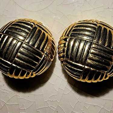 Vintage 1980s Large button size gold weave design… - image 1