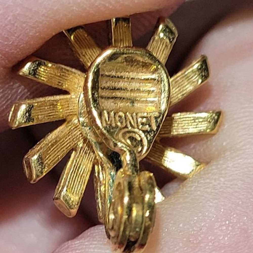 VINTAGE Signed MONET gold  flower clip-on non pie… - image 2