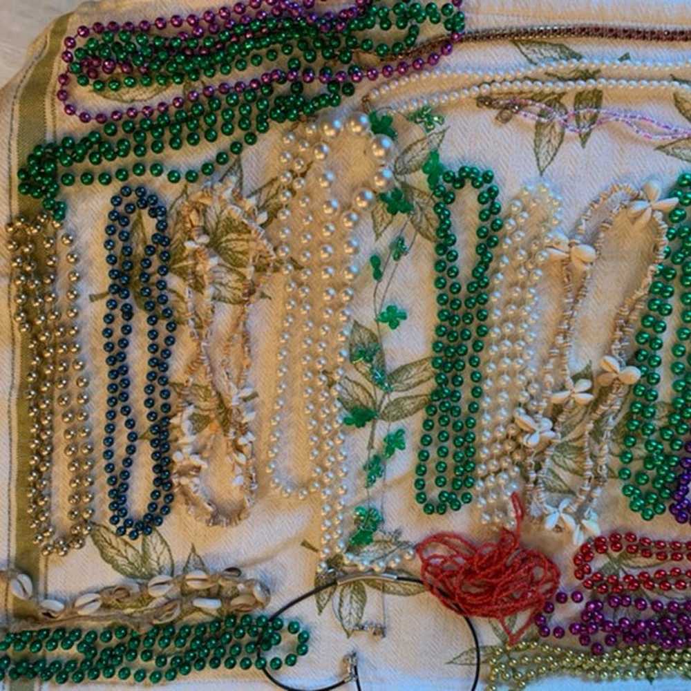 Lot of 32 vintage assorted necklaces - image 2