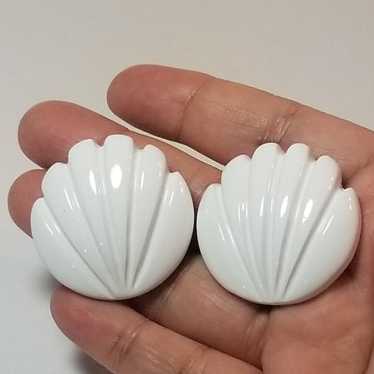 VINTAGE RETRO  WHITE SHELL STUD EARRINGS