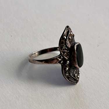 Marcasite ring with black ‘stone’
