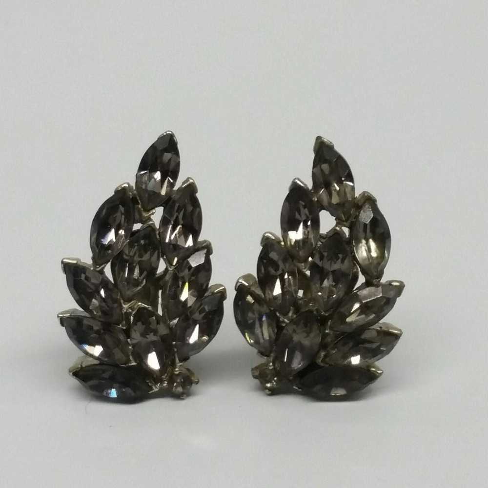 Grey rhinestone spray vtg clip earrings - image 1