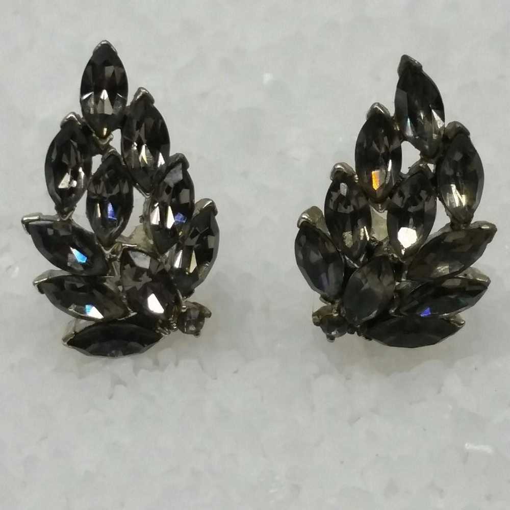 Grey rhinestone spray vtg clip earrings - image 2