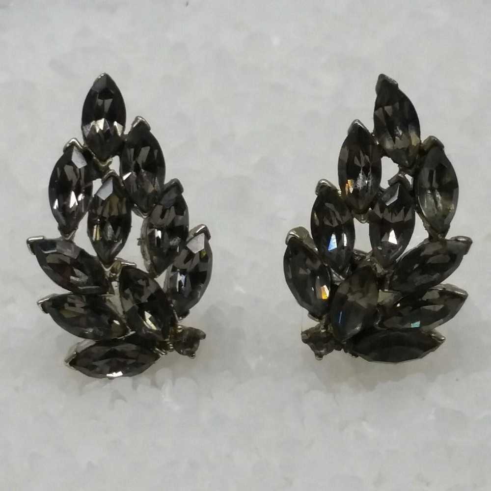 Grey rhinestone spray vtg clip earrings - image 3