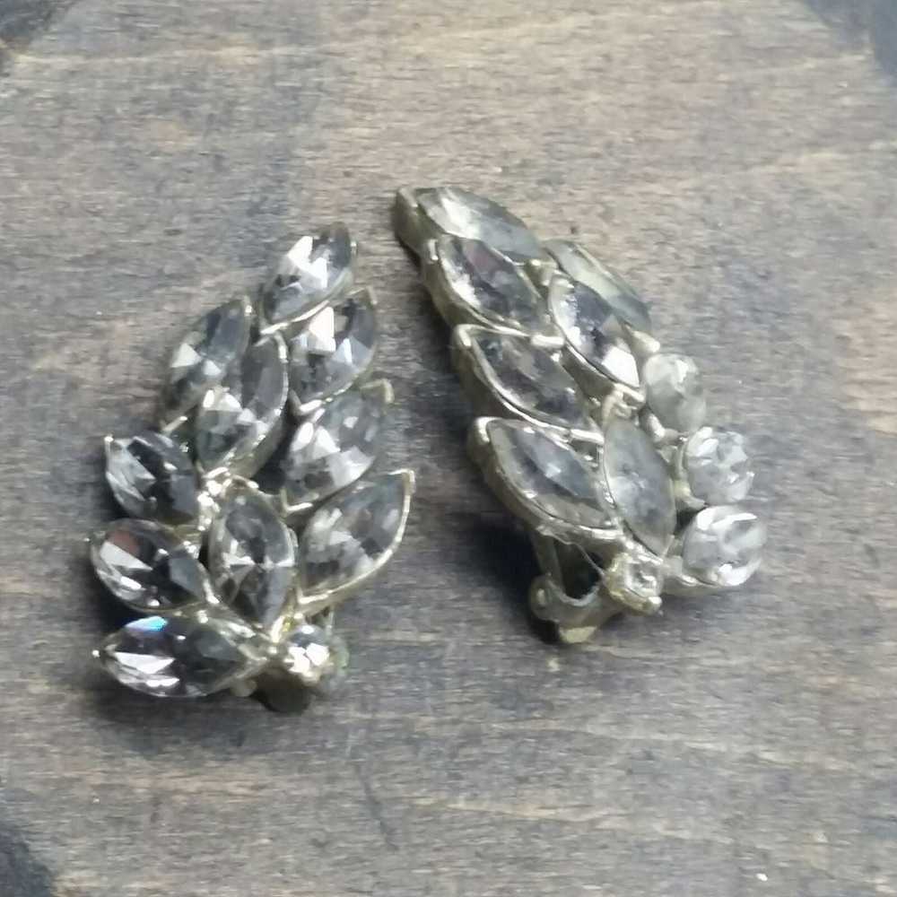 Grey rhinestone spray vtg clip earrings - image 4