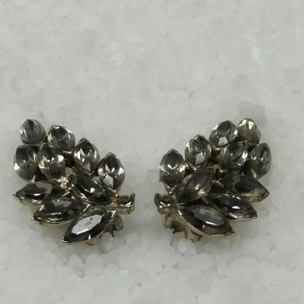 Grey rhinestone spray vtg clip earrings - image 5