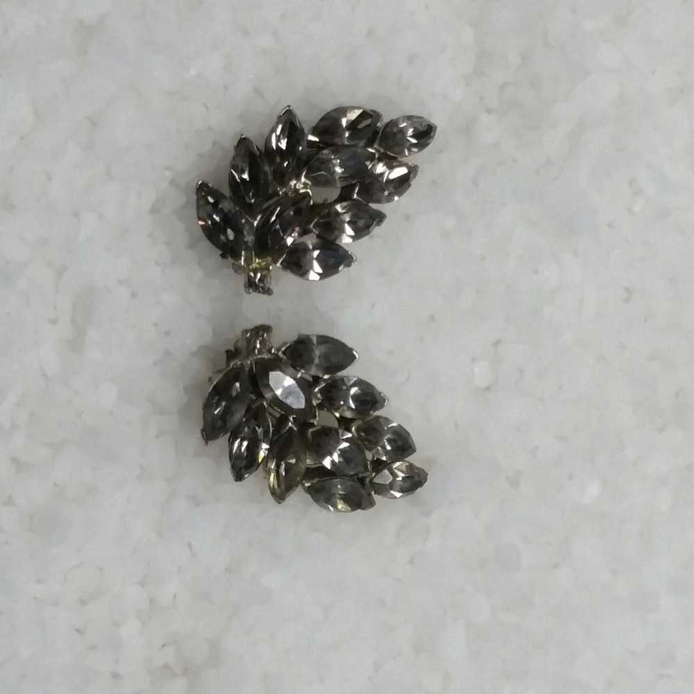 Grey rhinestone spray vtg clip earrings - image 6