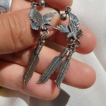 https://img.gem.app/907534734/1t/1702881779/sterling-eagle-feather-dangle-earrings.jpg