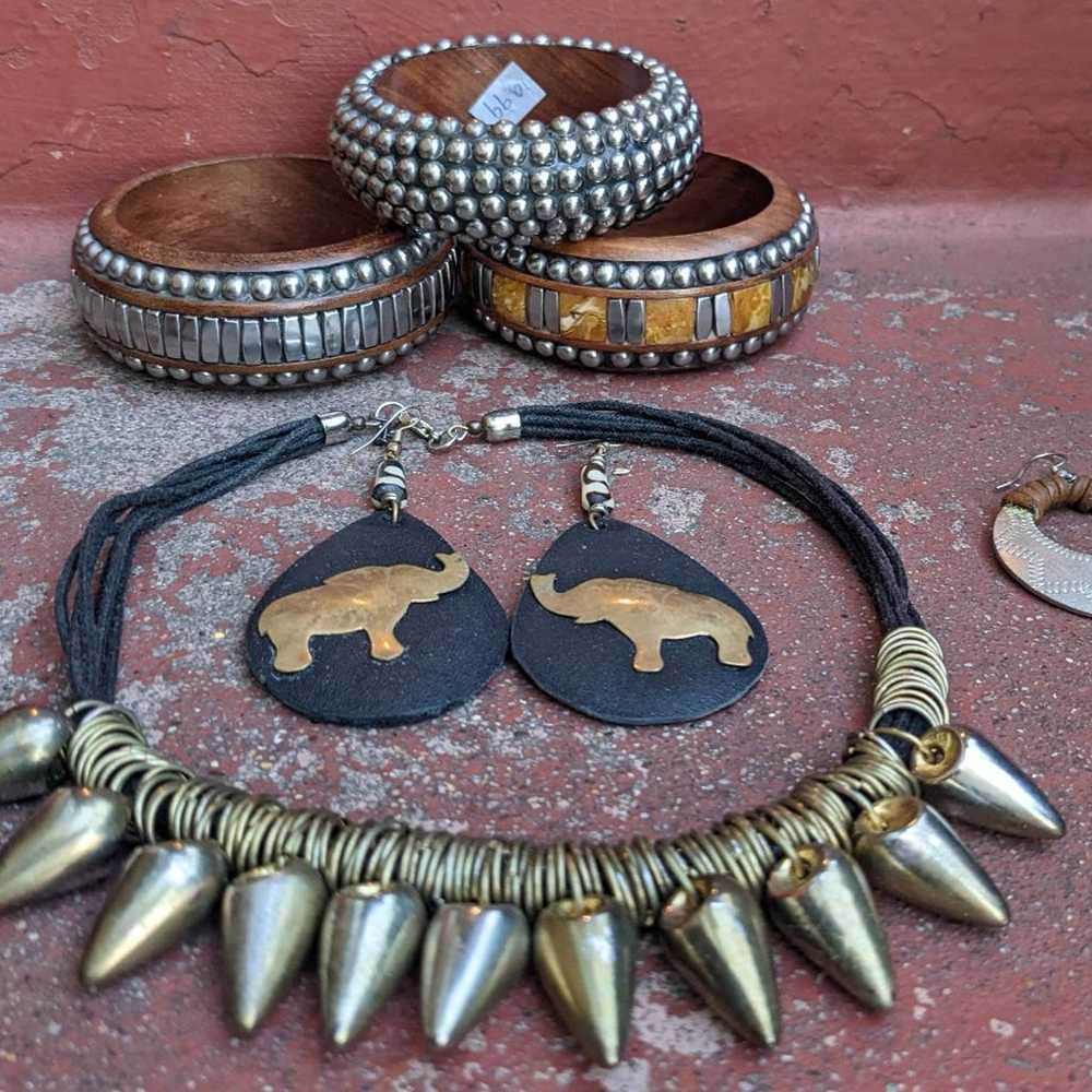 Lot of mostly vintage tribal jewelry - image 2