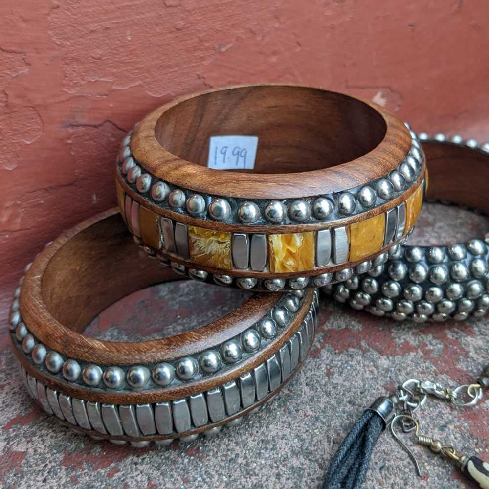 Lot of mostly vintage tribal jewelry - image 4