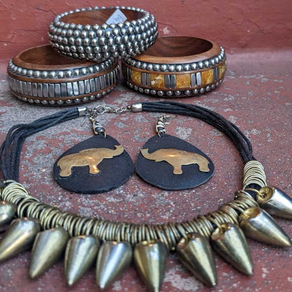 Lot of mostly vintage tribal jewelry - image 6