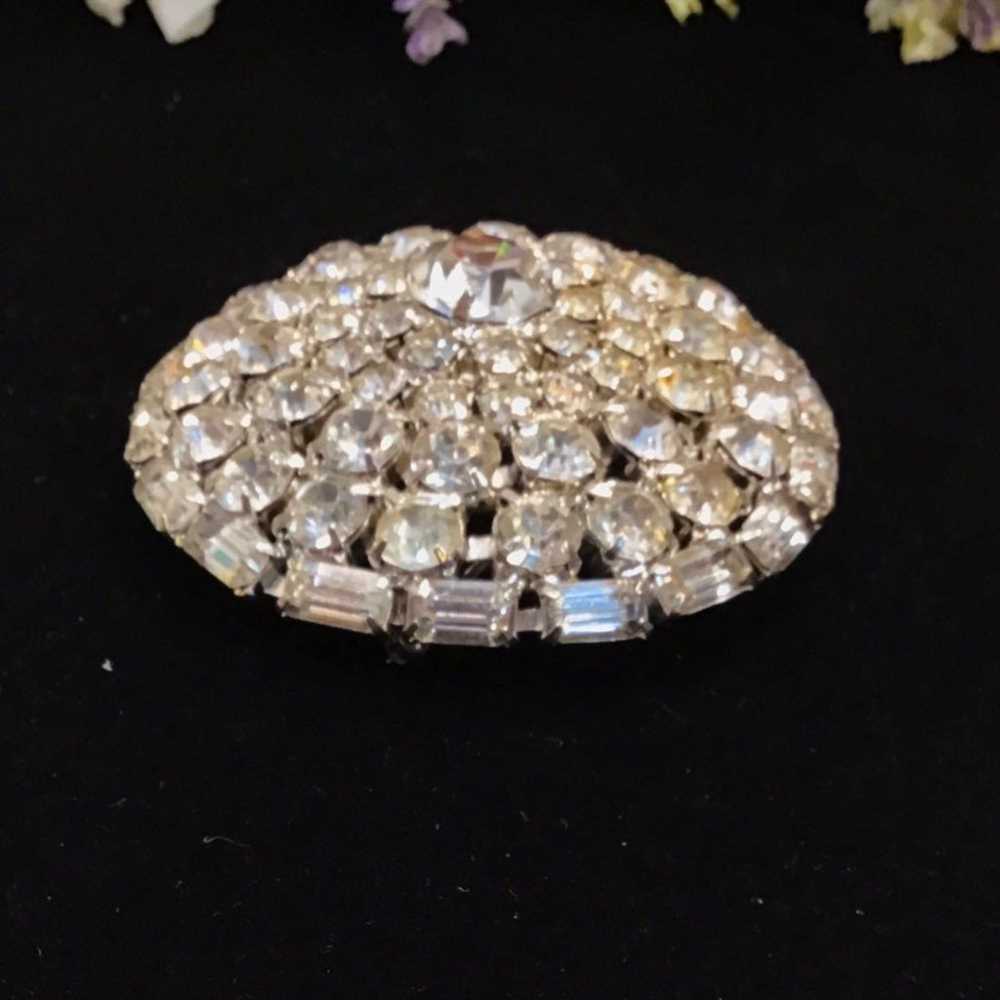 Very beautiful brooch lovely clear rhinestones do… - image 4
