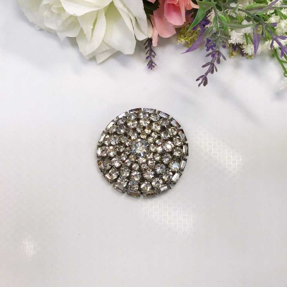 Very beautiful brooch lovely clear rhinestones do… - image 7
