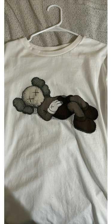 Kaws × Uniqlo Kaws Uniqlo "Sleeping" T shirt