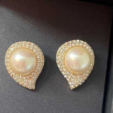 DIOR Gold Pearl Pearl Rhinestones teardrop Clip Ons – ReturnStyle