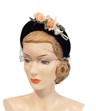 Vintage 1950s Cream Cap Style Hat With A Black Ve… - image 1