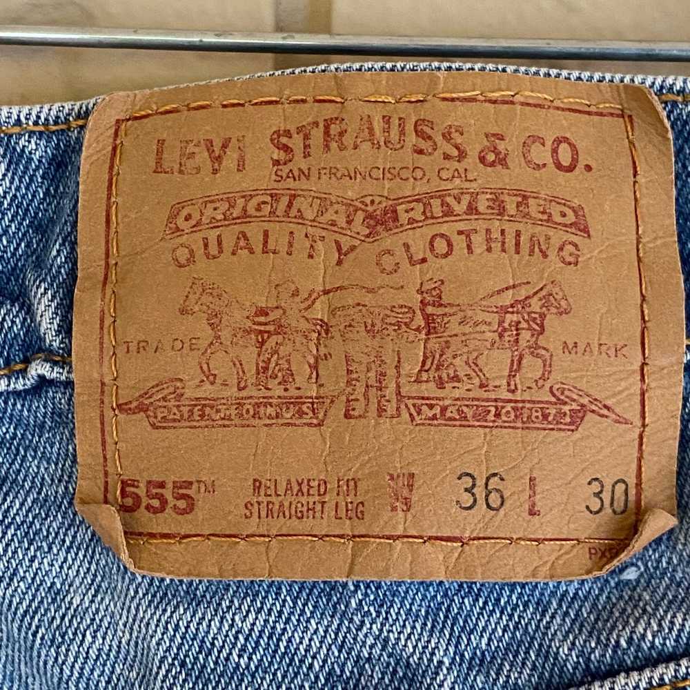 Levis 551 Vintage 90s Men’s Light Wash Denim Jean… - image 5