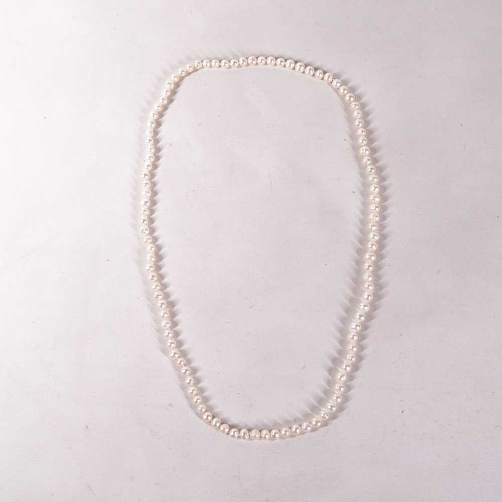 Other 12.5" White Iridescent Beaded Pearl Necklac… - image 1
