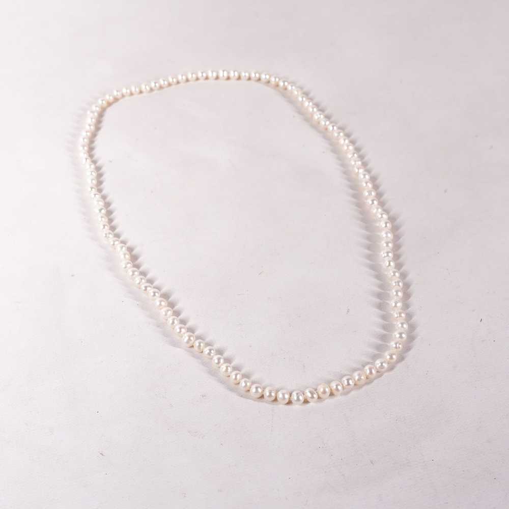 Other 12.5" White Iridescent Beaded Pearl Necklac… - image 2