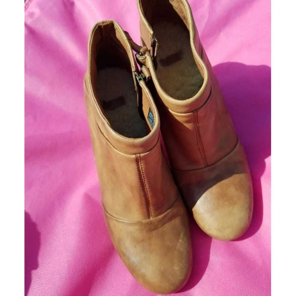 Ugg Leather mocassin boots - image 10