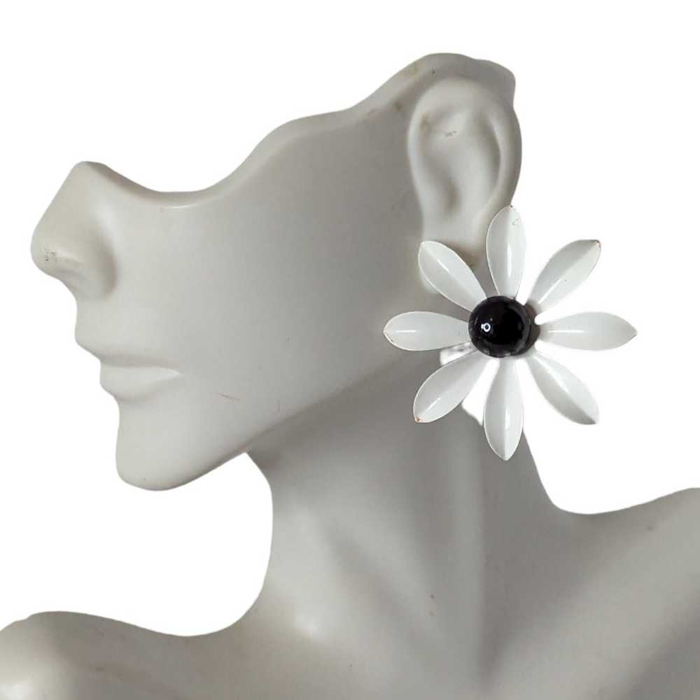 Vintage 70s Black & White Daisy Flower Earrings H… - image 1