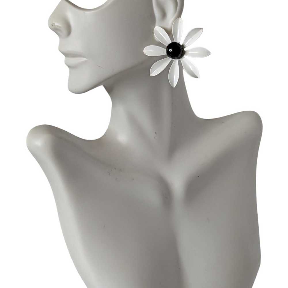 Vintage 70s Black & White Daisy Flower Earrings H… - image 2