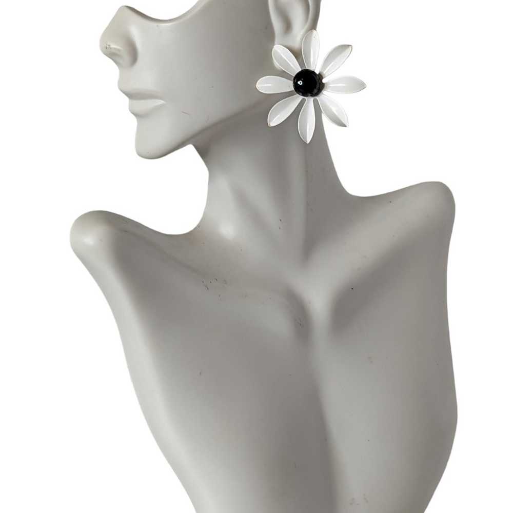 Vintage 70s Black & White Daisy Flower Earrings H… - image 3