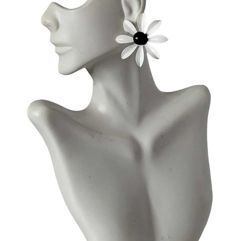 Vintage 70s Black & White Daisy Flower Earrings H… - image 4